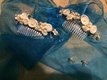 Ozdobny hrebinek s kvety a perlickami sněhově bílá